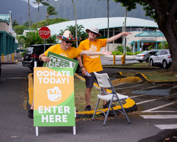 FoodDriveDay_WindwardCityShoppingCenter_02 Donate Today